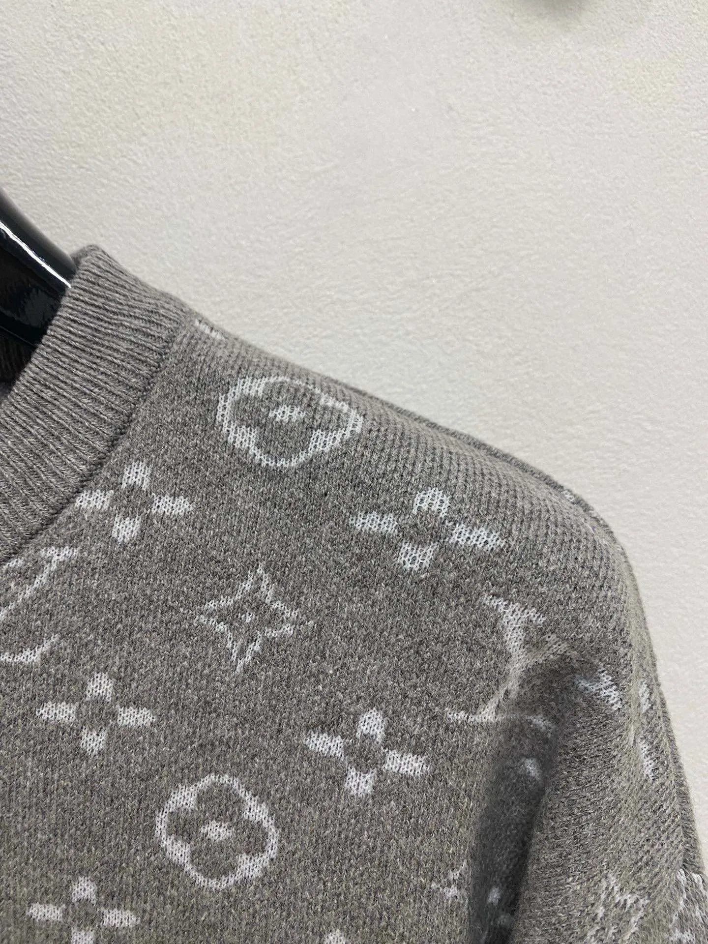 🅿️440 [LV Louis Vuitton] Autumn and winter classic lapel sweater, in full condition! ! ! Wool blended fabric, the latest model in 2025, golden ratio! ! Slim-fitting soft gold, versatile and practical item, the combination and practicality are extremely powerful, simple and elegant, and classy! To create your own style, it is highly recommended to buy it in two colors. The standard slim fit tailoring process is suitable for both young and old men. It is knitted from wool and will not cause any discomfort! While keeping warm, it is stylish, textured and wearable, and the classic logo with contrasting colors on the chest feels in place! ! Recommended for regular customers! ! Size M-3XL (maximum wear: 190 pounds)